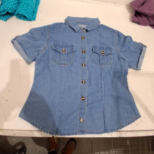 BUTTON UP POCKET FRONT SHORT SLEEVE JEAN SHIRT - MEDIUM - DENIM image 3