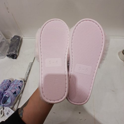 WOMENS FUZZY SLIPPERS - SIZE 5-6 - PINK image 3