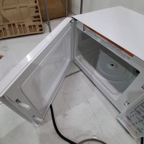MAINSTAYS COMPACT COUNTERTOP MICROWAVE OVEN - 0.7 CU FT - 700W - WHITE (MODEL: MSCMVB07WE -L2) image 4
