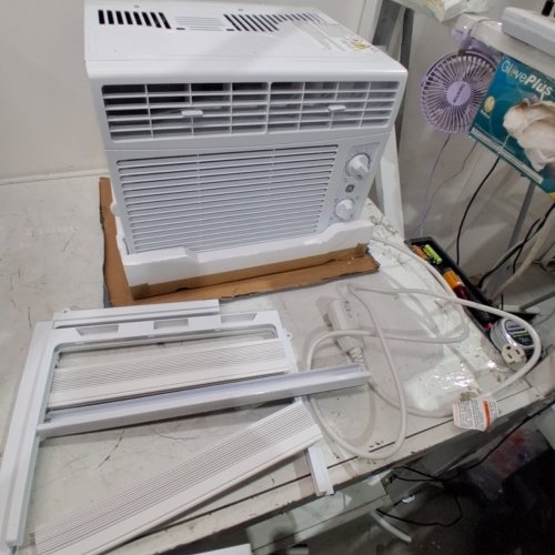 GE APPLIANCES ELECTRONIC WINDOW AIR CONDITIONER - 5,000 BTU - 150SQ.FT - WHITE (MODEL: AWAS05BWFC) image 3