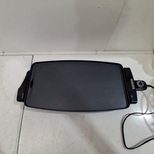 BLACK + DECKER FAMILY SIZE ELECTRIC GRIDDLE WITH REMOVABLE TRAY - 10" X 16" - BLACK (MODEL: GD1810BC/GD1810BS) image 4