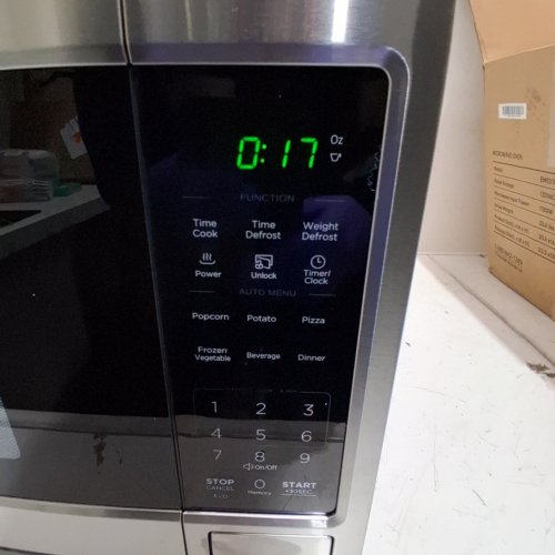 BLACK+DECKER STAINLESS STEEL MICROWAVE OVEN WITH PUSH BUTTON DOOR AND CHILD SAFETY LOCK - 900W - 1.1 CU.FT. - BLACK / SILVER (MODEL: EM031MB11-P) image 2