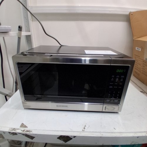 BLACK+DECKER STAINLESS STEEL MICROWAVE OVEN WITH PUSH BUTTON DOOR AND CHILD SAFETY LOCK - 900W - 1.1 CU.FT. - BLACK / SILVER (MODEL: EM031MB11-P) image 3