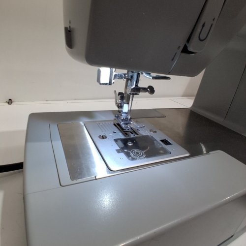 SINGER HEAVY DUTY SEWING MACHINE - GREY (MODEL: 4423) image 2