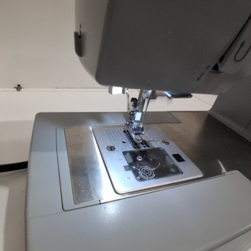 SINGER HEAVY DUTY SEWING MACHINE - GREY (MODEL: 4423) image 3