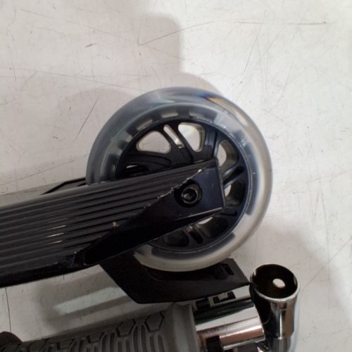 AMAZON BASICS KIDS FOLDABLE KICK SCOOTER - BLACK/TEAL (MODEL: AGPL1K1) image 3