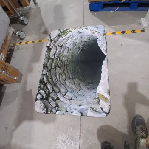 STONE WELL PRINT FLOOR MAT OPTICAL ILLUSION - GRAY AND WHITE image 2