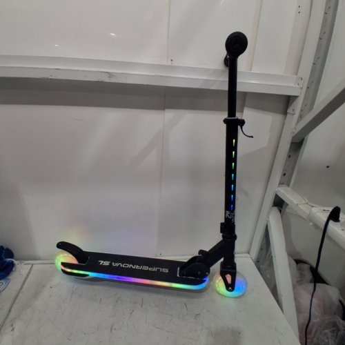 MELO SUPERNOWA LIGHT-UP KICK SCOOTER - 155 LBS MAX WEIGHT - BLACK (ITEM: MK19BG101) image 3
