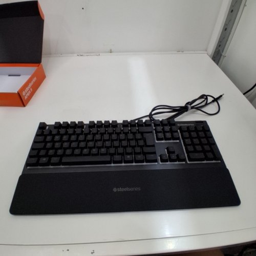 STEELSERIES APEX 3 RGB GAMING KEYBOARD - 10-ZONE RGB ILLUMINATION, IP32 WATER RESISTANT, PREMIUM MAGNETIC WRIST REST, WHISPER QUIET GAMING SWITCHES (MODEL: APEX 3) image 3