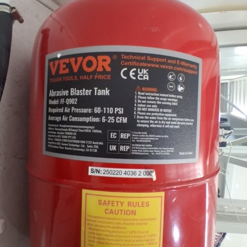 VEVOR ABRASIVE SAND BLASTER EQUIPPED WITH NOZZLE SHUT OFF VALVE, PRESSURE GAUGE CERMAIC NOZZLE, 10 GAL/40L, RED (MODEL: FF-Q902) image 2