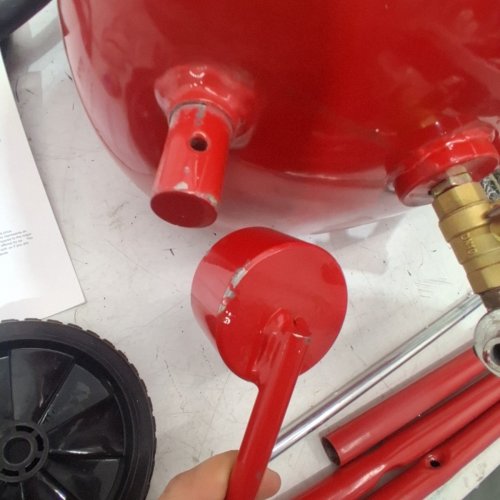 VEVOR ABRASIVE SAND BLASTER EQUIPPED WITH NOZZLE SHUT OFF VALVE, PRESSURE GAUGE CERMAIC NOZZLE, 10 GAL/40L, RED (MODEL: FF-Q902) image 5