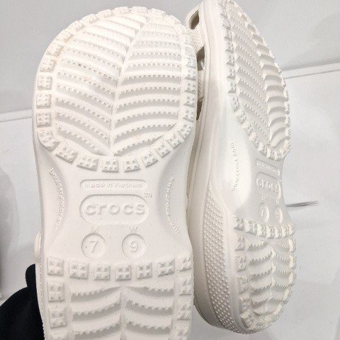 UNISEX CROCS CLASSIC CLOG - MENS 7 WOMEN'S 9 - WHITE (STYLE 10001-100) image 3