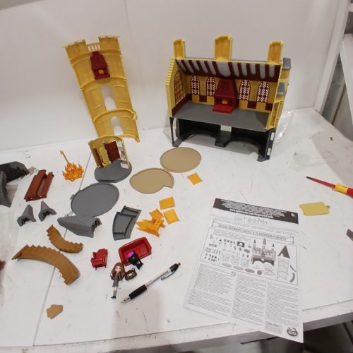 WIZARDING WORLD HARRY POTTER, MAGICAL MINIS DELUXE HOGWARTS CASTLE WITH LIGHTS AND SOUNDS image 9