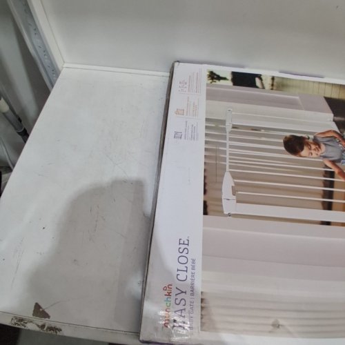 MUNCHKIN EASY CLOSE METAL BABY GATE - 29.5" - 35" X 29.5" - WHITE image 4