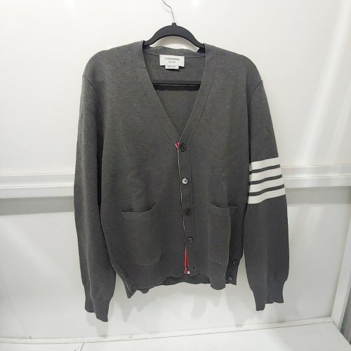 MEN'S THOM BROWNE STITCH MILANO COTTON CREPE V-NECK CARDIGAN - SIZE 3 - MED GREY image 3