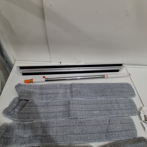 MICROFIBER WET & DRY FLAT MOP WITH 4 WASHABLE PADS - 32" - GREY/ ORANGE image 4