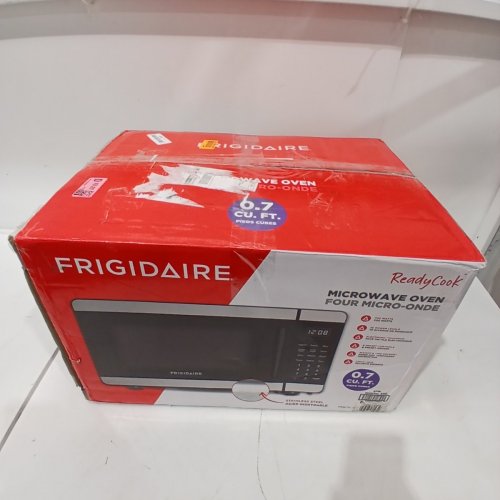 FRIGIDAIRE OVERCOUNTER MICROWAVE OVEN - 0.7CU. FT - BLACK / STAINLESS STEEL (MODEL: EMW741_AMZ) image 5