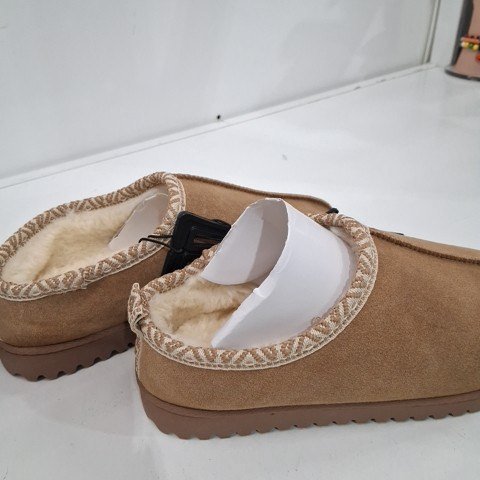WOMEN'S CANADIAN CANGLONG SLIP-ON SHOES - SIZE 7/8 - TAN image 2