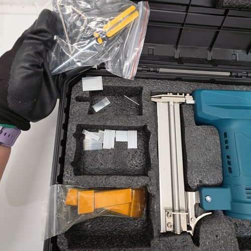 CORDLESS LI-ION BRAD NAILER / STAPLE GUN KIT - 20V - BLUE image 9
