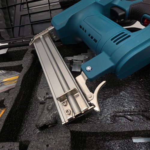 CORDLESS LI-ION BRAD NAILER / STAPLE GUN KIT - 20V - BLUE image 10