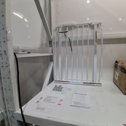 ALLAIBB PRESSURE OR HARDWARE MOUNTED NARROW BABY SAFETY GATE - 24" X 30" - WHITE (MODEL: W046) image 3