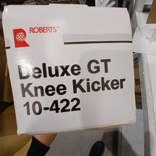 ROBERTS DELUXE G.T. CARPET KNEE KICKER - 17.5" X 21.5" - RED/ BLACK (MODEL: 10-422BK) image 2