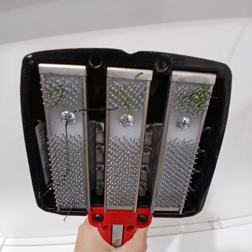 ROBERTS DELUXE G.T. CARPET KNEE KICKER - 17.5" X 21.5" - RED/ BLACK (MODEL: 10-422BK) image 3