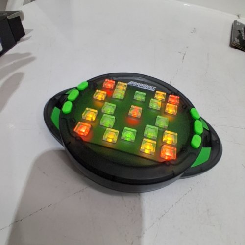BRAINBOLT HANDHELD ELECTRONIC MEMORY GAME image 2