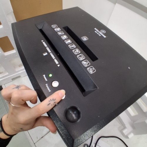 WOLVERINE MICRO CUT PAPER SHREDDER - 10 SHEETS - 5.5 GALLON CAPACITY - SECURITY LEVEL-P5 - BLACK (MODEL: SD9112) image 2