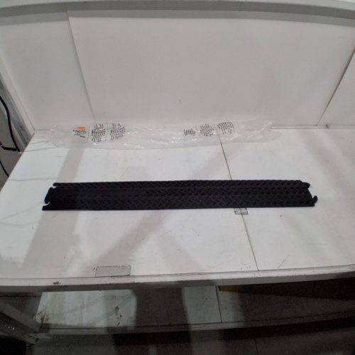 VEVOR RUBBER DROP OVER CABLE COVER RAMP - 39.4" X 5.1" - 1.5" X 0.5" OPENING - 2000LB CAPACITY - BLACK image 3