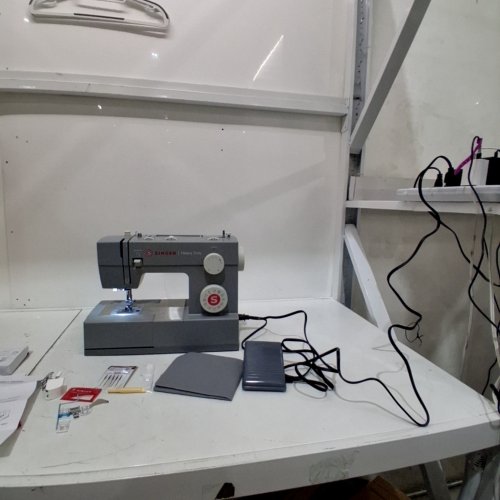 SINGER HEAVY DUTY SEWING MACHINE WITH 11 BUILT-IN STICHES - GREY (MODEL: HD4411) image 2