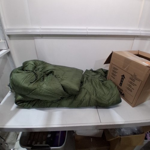 AMAZON BASICS COLD WEATHER CAMPING SLEEPING BAG - DOUBLE - GREEN image 2