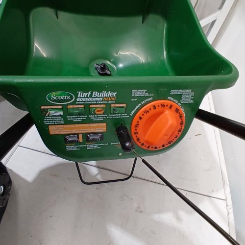SCOTTS TURF BUILDER EDGEGUARD MINI BROADCAST SPREADER - GREEN image 4