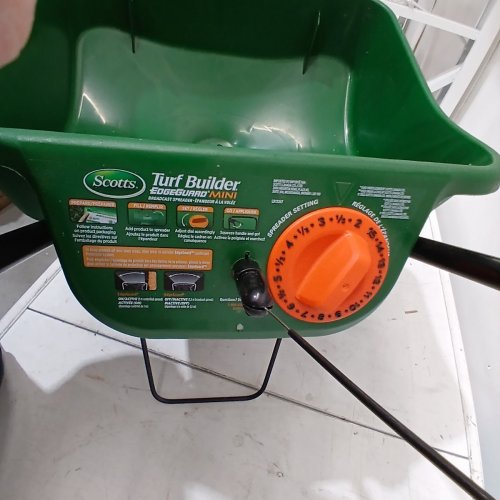 SCOTTS TURF BUILDER EDGEGUARD MINI BROADCAST SPREADER - GREEN image 5