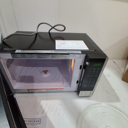 BLACK+DECKER STAINLESS STEEL MICROWAVE OVEN WITH CHILD SAFETY LOCK AND 6 AUTO COOK PRESETS - 900W - (MODEL: EM925AB9-P/CA) image 2
