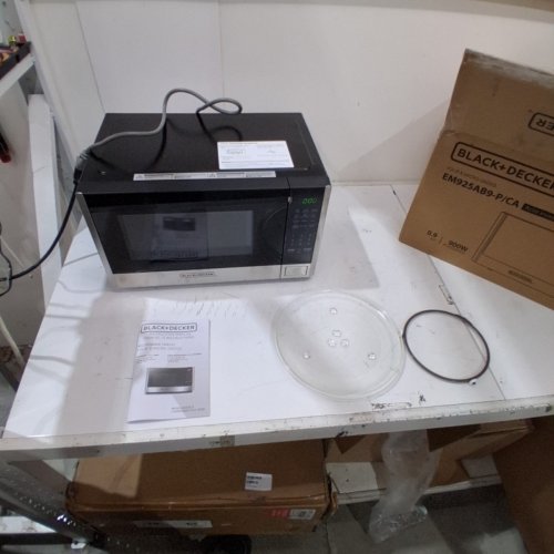 BLACK+DECKER STAINLESS STEEL MICROWAVE OVEN WITH CHILD SAFETY LOCK AND 6 AUTO COOK PRESETS - 900W - (MODEL: EM925AB9-P/CA) image 3