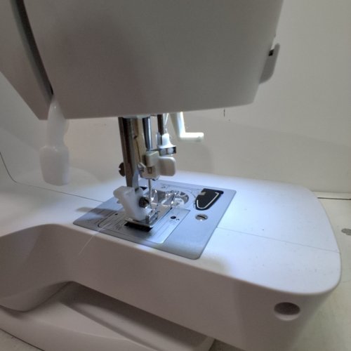 SINGER SIMPLE SEWING MACHINE - 108 STITCH APPLICATION - WHITE (MODEL: 3337) image 2