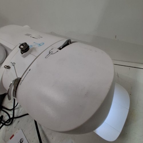 SINGER SIMPLE SEWING MACHINE - 108 STITCH APPLICATION - WHITE (MODEL: 3337) image 4