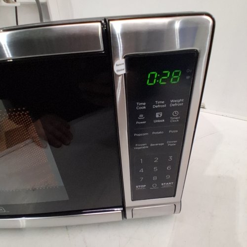 BLACK AND DECKER STAINLESS STEEL MICROWAVE - 700W - 0.7 CUFT - BLACK/SILVER (MODEL: EM720CB7-P/CA) image 2