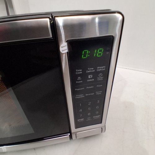 BLACK AND DECKER STAINLESS STEEL MICROWAVE - 700W - 0.7 CUFT - BLACK/SILVER (MODEL: EM720CB7-P/CA) image 3