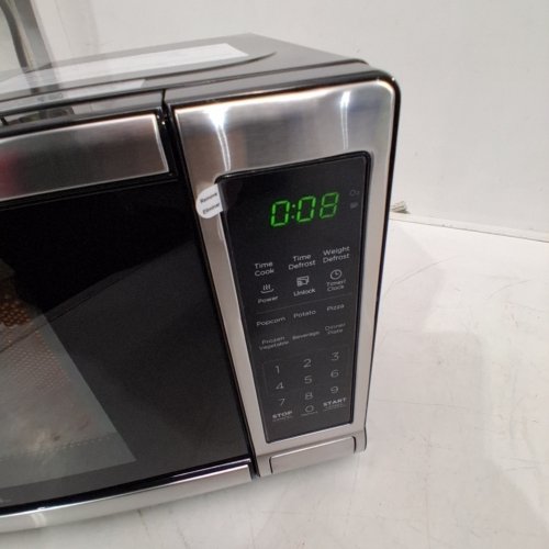 BLACK AND DECKER STAINLESS STEEL MICROWAVE - 700W - 0.7 CUFT - BLACK/SILVER (MODEL: EM720CB7-P/CA) image 4