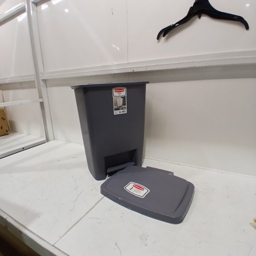 RUBBERMAID STEP-ON GARBAGE CAN - 31.4L/8.3GAL - GREY image 2