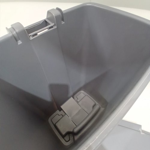 RUBBERMAID STEP-ON GARBAGE CAN - 31.4L/8.3GAL - GREY image 3