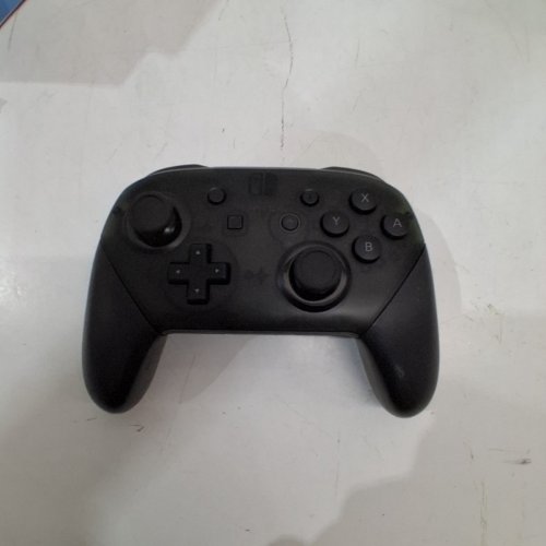 NINTENDO SWITCH PRO CONTROLLER image 3