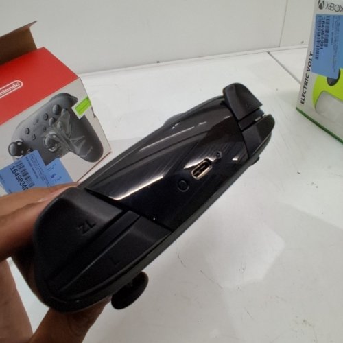 NINTENDO SWITCH PRO CONTROLLER image 4