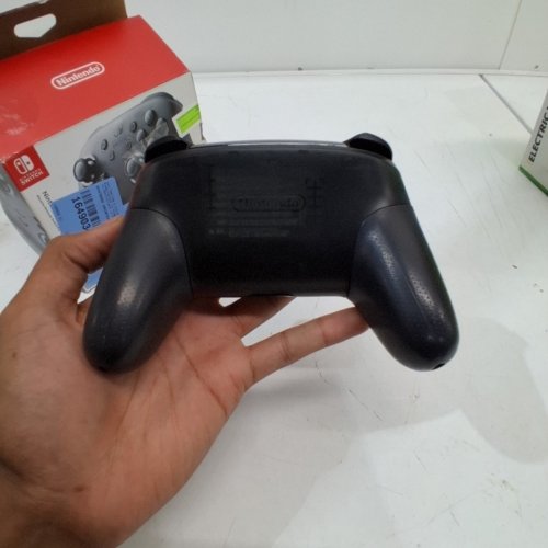 NINTENDO SWITCH PRO CONTROLLER image 5