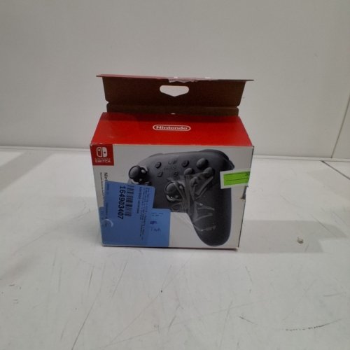 NINTENDO SWITCH PRO CONTROLLER image 6