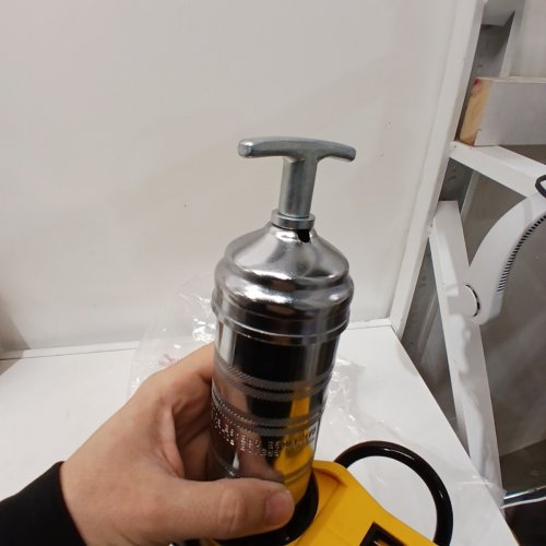 DEWALT CORDLESS VARIABLE SPEED GREASE GUN *TOOL ONLY* - 20V - 10000PSI - YELLOW (MODEL: DCGG581) image 3