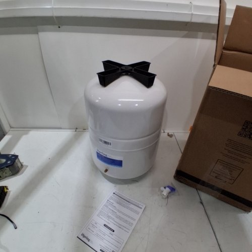 APEC WATER SYSTEMS RESIDENTIAL PRE-PRESSURIZED STORAGE TANKS - 5.5GAL - WHITE (MODEL: T55M) image 2