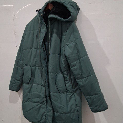 MEN'S PUFFER COAT WITH A MATCHING HOOD AND FRONT POCKETS - LARGE - DARK GREEN image 2